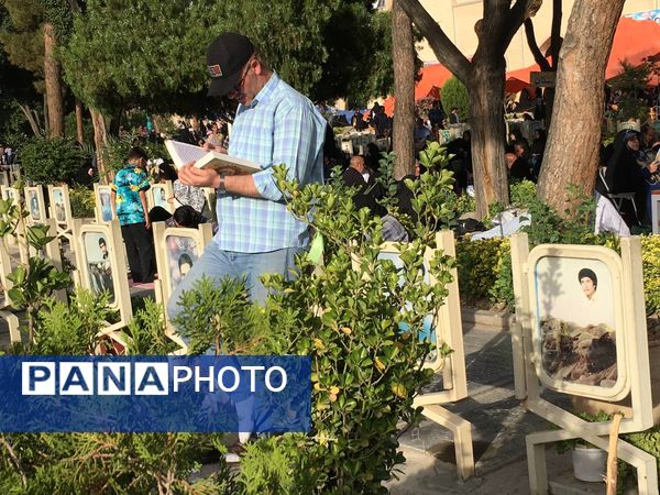 برپایی مراسم دعای عرفه در گلستان شهدای اصفهان