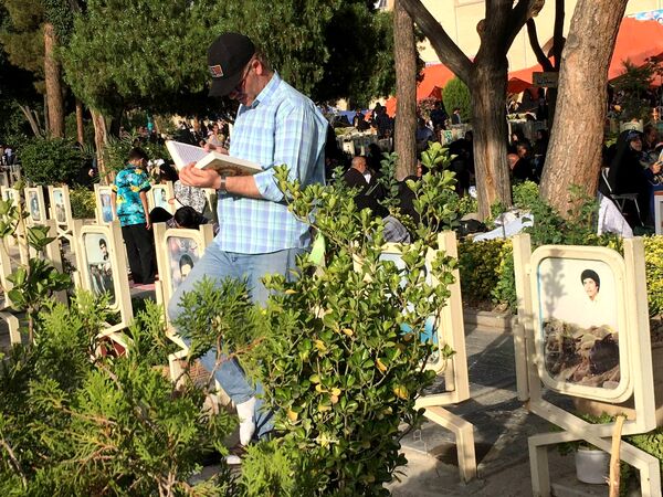 برپایی مراسم دعای عرفه در گلستان شهدای اصفهان