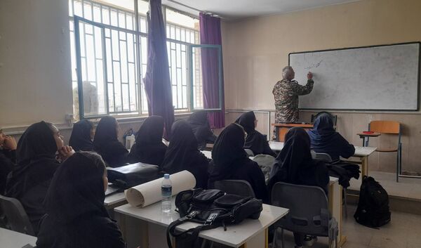 برگزاری کارگاه آموزشی تیر اندازی با اسلحه در هنرستان آفرینش پردیس 