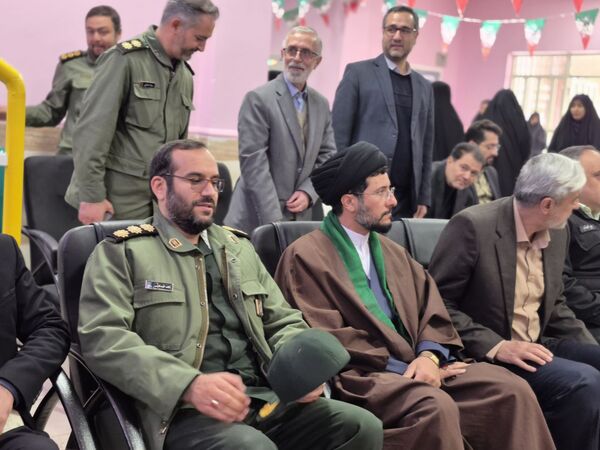 نواختن زنگ انقلاب و گرامیداشت دهه فجر انقلاب اسلامی در دبیرستان شاهد بنت الهدی تویسرکان