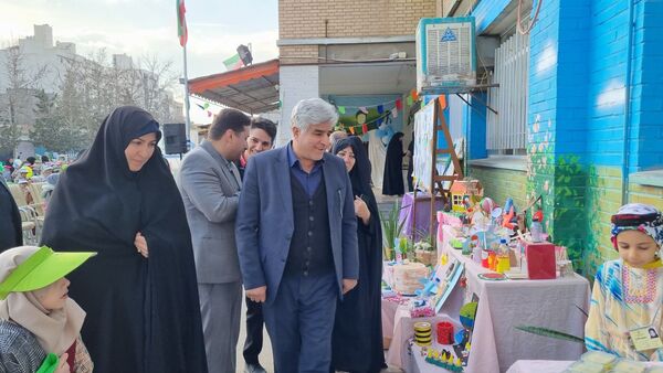 آیین نواختن زنگ هوای پاک در دبستان شریعه افشار‌نژاد ناحیه ۶