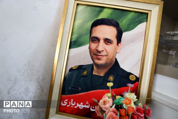 دیدار قائم مقام معاون وزیر در سازمان دانش‌آموزی با خانواده شهید اقتدار در تبریز