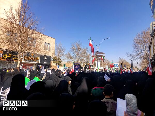 شهید وطن بر روی دستان مردم شهید پرور تشیع شد
