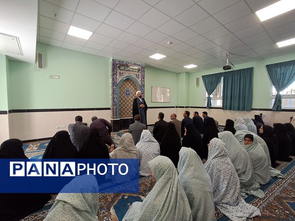 برگزاری نماز جماعت در دبیرستان شهدای فرهنگی