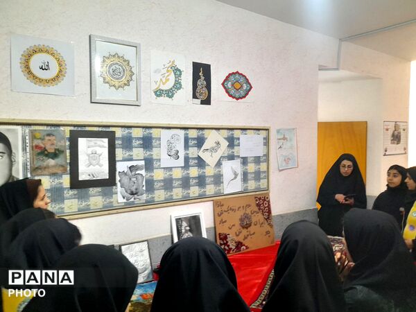 بازدید دانش آموزان  آموزشگاه تکتم از نمایشگاه کانون امام خمینی (ره) 