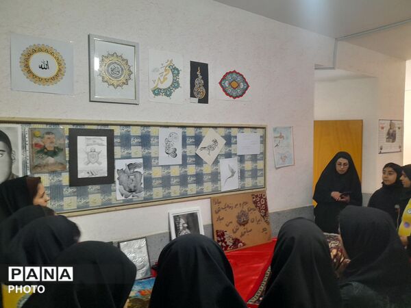 بازدید دانش آموزان  آموزشگاه تکتم از نمایشگاه کانون امام خمینی (ره) 