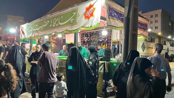 نوجوانان تهرانی هم‌نوا با اسرای کربلا به سوگ امام حسین (ع) نشستند
