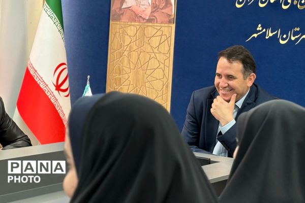 نشست خبری مدیر آموزش‌وپرورش شهرستان اسلامشهر با اصحاب رسانه نوجوان