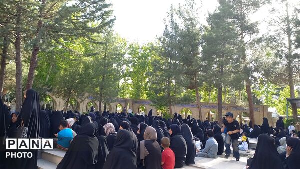 در روز عرفه، گلزار شهدای الشتر؛ صحنه‌ای از نیایش و تجدید پیمان با آرمان‌های شهدا