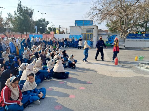 آموزش پیشگیری از مخاطرات چهارشنبه سوری در دبستان سمیه