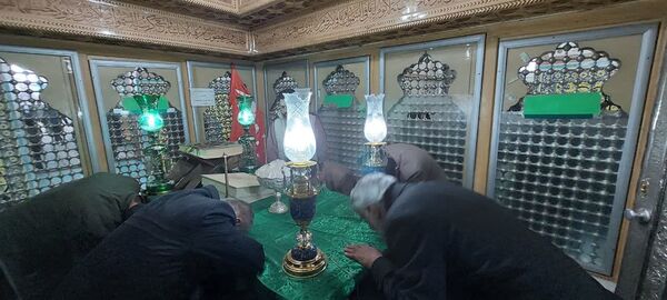آیین غبارروبی ضریح مطهر حضرت علی‌بن‌امام‌محمدباقر(ع) 