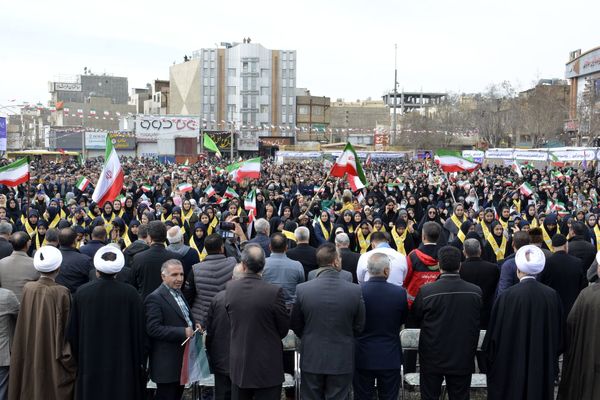 حماسه دانش‌آموزان اسلامشهر در ۲۲بهمن