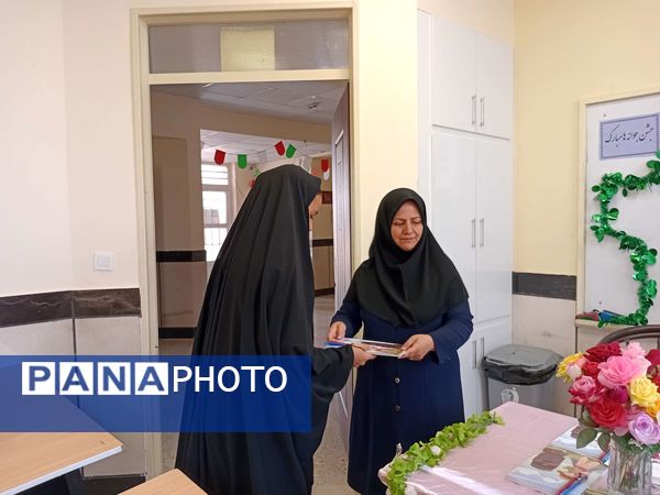 اهدای جوایز به دانش آموزان جدید الورود دبیرستان مادرمهربان خلیل آباد