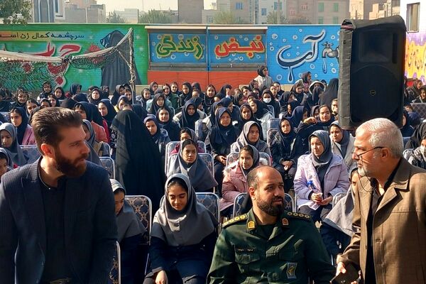 سوگواری فرهنگیان و دانش‌آموزان شهرستان قرچک در مدرسهٔ متوسطه اول بنیاد پانزده خرداد 