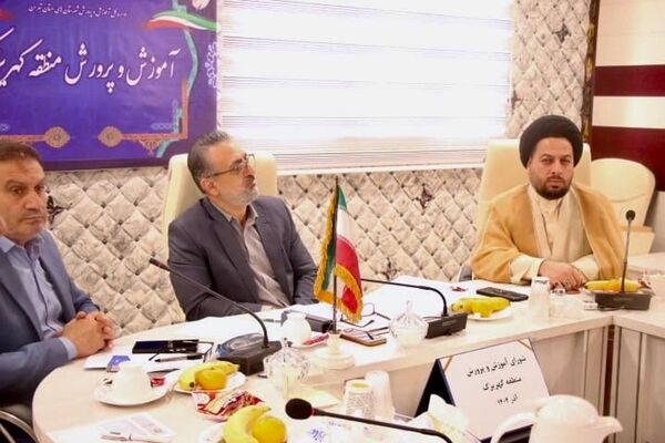 تقدیر از دانش‌آموز نخبه پژوهش‌سرای کاوش در شورای آموزش و پرورش کهریزک