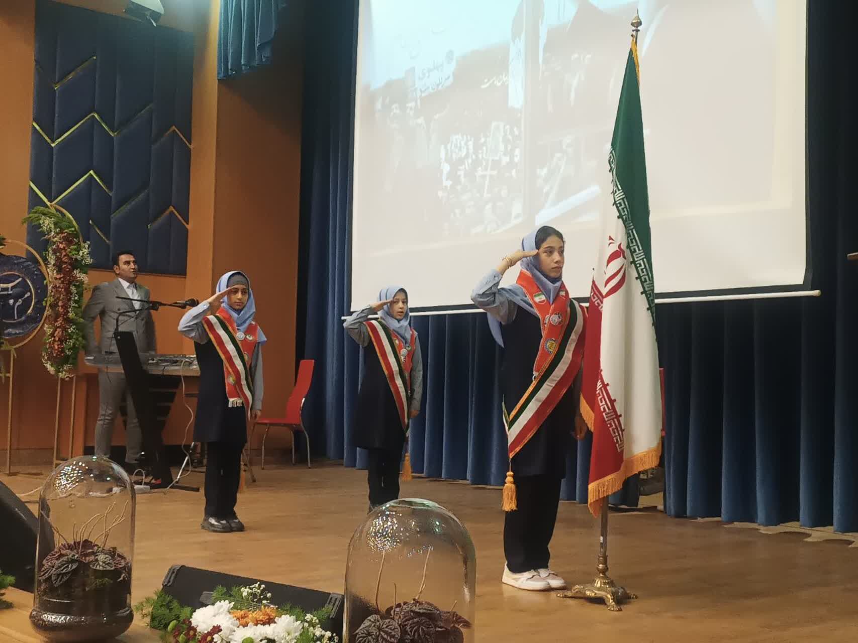 نواختن زنگ سپاس در فرهنگسرای آریو مصلی نژاد 