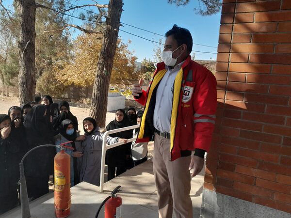 آموزش اطفای حریق و ایمنی به دانش آموزان دبیرستان مادرمهربان خلیل آباد