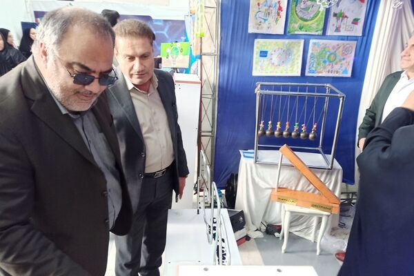 بازدید رئیس اداره آموزش و پرورش کهریزک از نمایشگاه دستاوردهای دانش‌آموزی در اداره کل آموزش و پرورش شهرستانهای تهران 