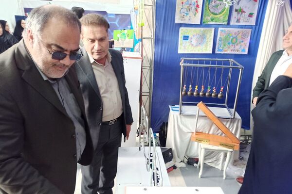 بازدید رئیس اداره آموزش و پرورش کهریزک از نمایشگاه دستاوردهای دانش‌آموزی در اداره کل آموزش و پرورش شهرستانهای تهران 