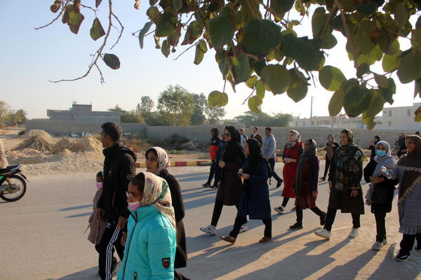 پیاده‌روی خانوادگی در روستای هلیله شهرستان بوشهر 