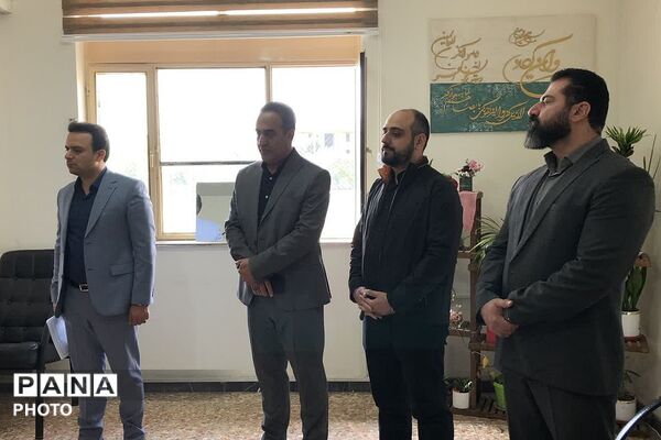 بازدید و عرض تبریک مدیر آموزش و پرورش ناحیه دو شهرری از کارکنان اداری