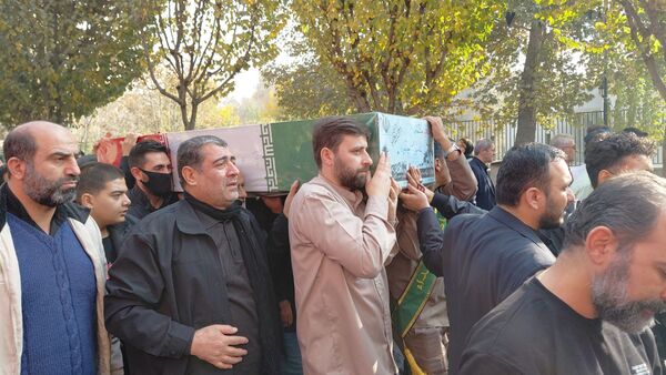 تشییع پیکر شهدای گمنام در دستان مردم کرج