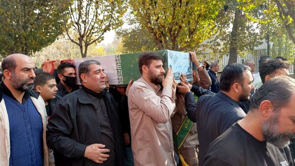 تشییع پیکر شهدای گمنام در دستان مردم کرج