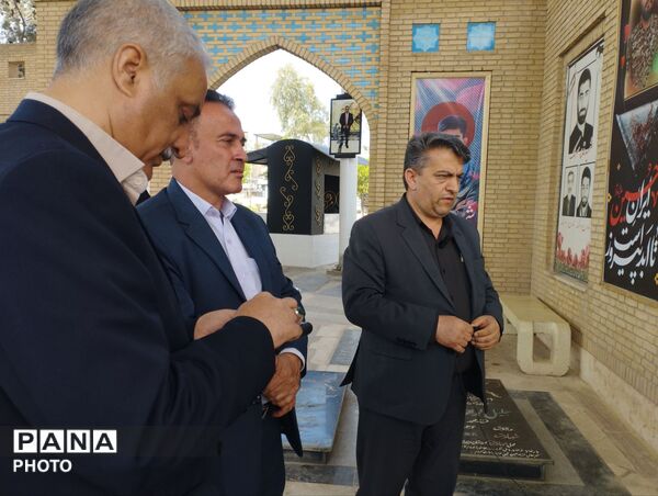 تجدید بیعت معلمان و مسئولین آموزش و پرورش پاکدشت در هفته معلم با شهدا