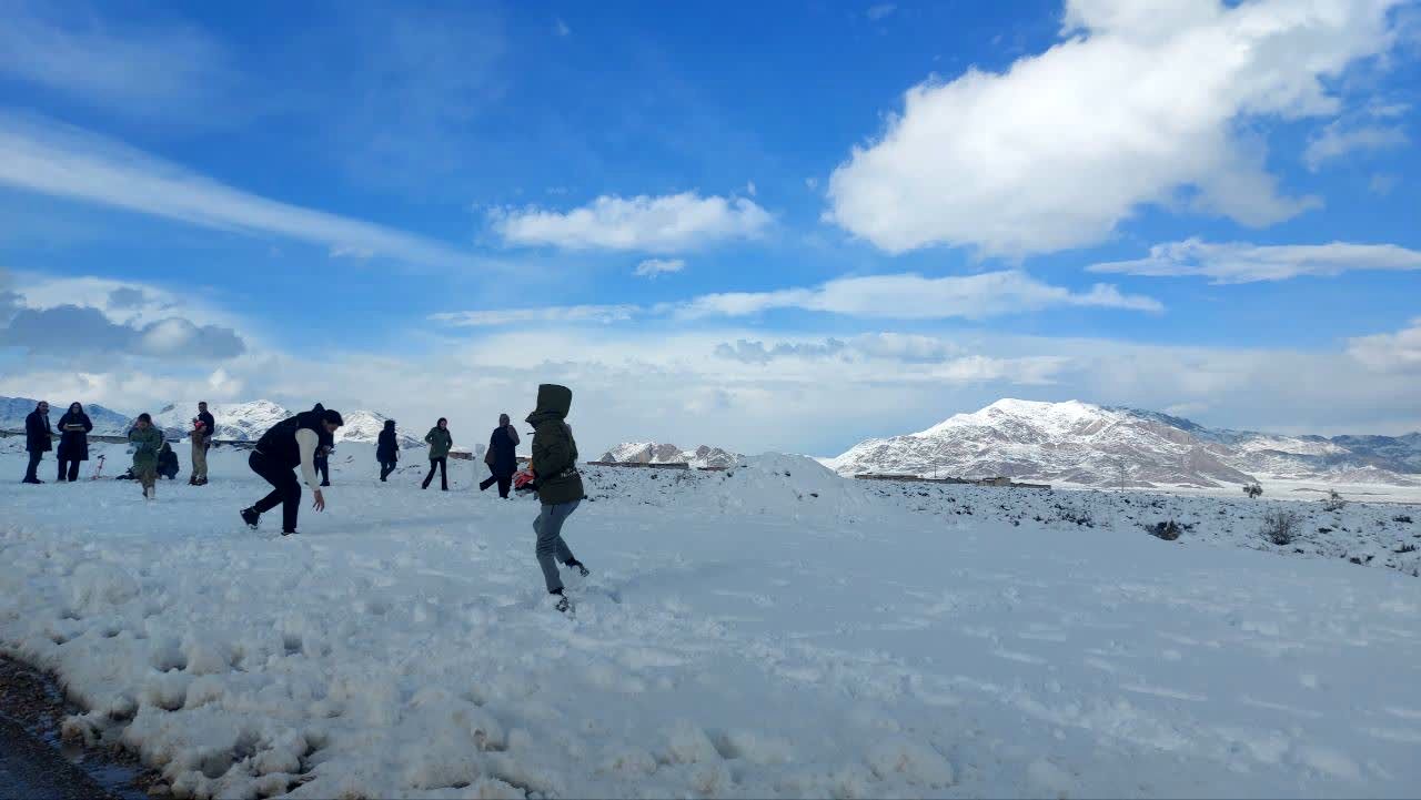 رقص دانه‌های برف در آسمان خاتم؛ شور و هیجان کودکان