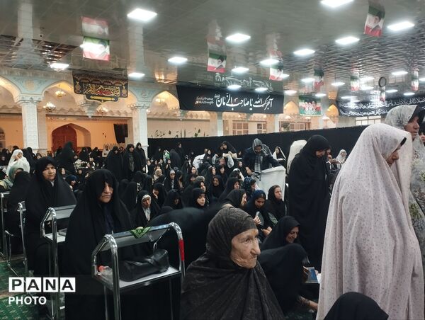  نماز جماعت در امامزاده سید حمزه کاشمر 