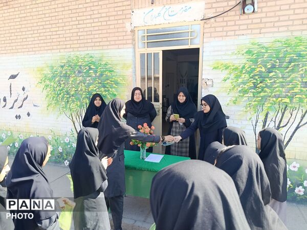 تجلیل از شاگردان برتر مدرسه گلشاد خلیل آباد