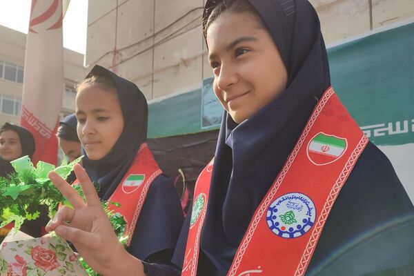 شور وشوق دانش‌آموزان در برنامه صبحگاهی مدرسه مریم بهارستان دو