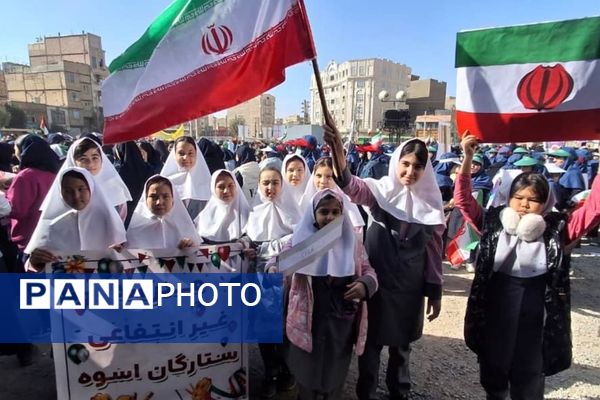 حضور پرشور دانش‌آموزان در راهپیمایی ۱۳آبان منطقه کهریزک 