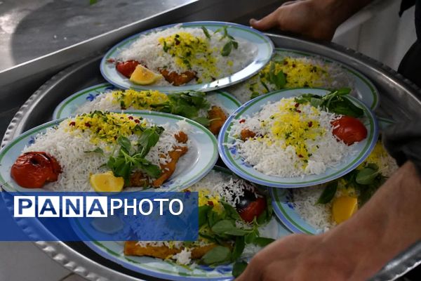 کارگاه طبخ آبزیان در دبیرستان میر فتح‌اله سید زنوزی شهر زنوز 