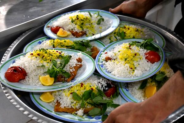 کارگاه طبخ آبزیان در دبیرستان میر فتح‌اله سید زنوزی شهر زنوز 