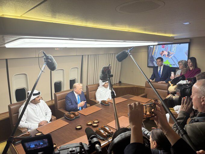 دیدار ترامپ و امیر قطر در هواپیمای رئیس جمهور آمریکا