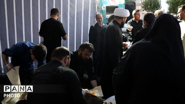 موکب آموزش و پرورش درحال خدمت‌رسانی به زائران مراسم تشییع  رهبر شهید انقلاب
