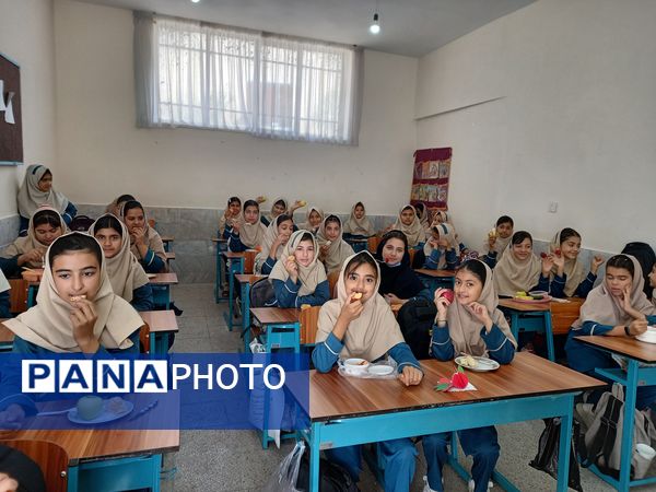 جشنواره غذای سالم در مدرسه سمیه کاشمر 