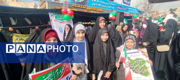 حماسه حضور فرهنگیان و دانش‌آموزان منطقه ۵ در راهپیمایی ۲۲ بهمن