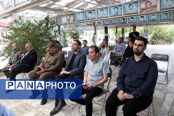 آیین غبارروبی مزار شهدا با حضور اصحاب رسانه در قم