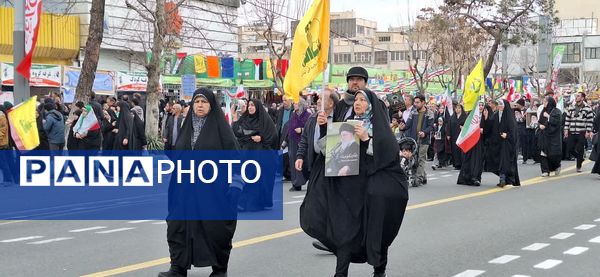 حضور گسترده و منسجم دانش آموزان و فرهنگیان منطقه ۱۰ در راهپیمایی ۲۲ بهمن ماه