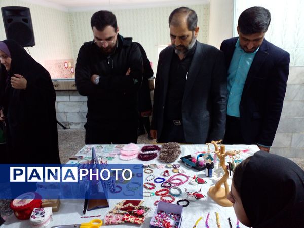  بازارچه کار آفرینی و دست سازه‌های دانش‌آموزی در دبستان دخترانه هدی