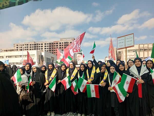 ۱۳ آبان، فریاد شهامت دانش آموزان در مسیر استقلال طلبی و استکبار ستیزی 