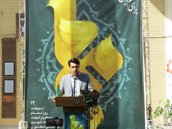 نواختن زنگ سپاس معلم در هنرستان محمودیه بجنورد