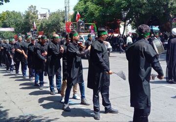 مراسم عزاداری وزنجیر زنی در روز تاسوعای حسینی