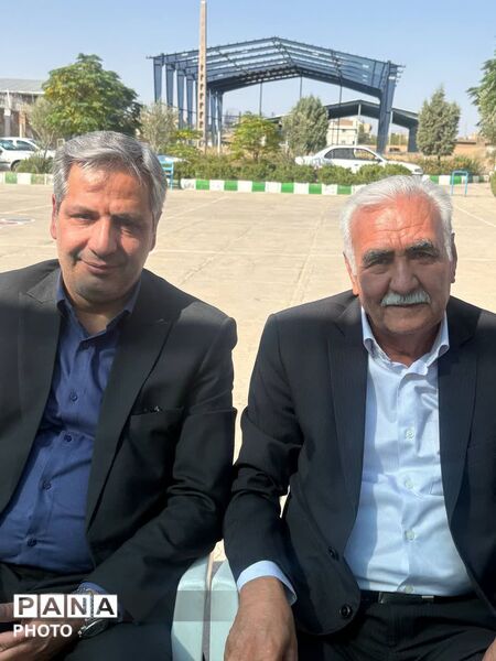 نخستین قدم‌های کلاس‌اولی‌ها در جشن شکوفه‌های دبستان شاهد آقا مصطفی خمینی