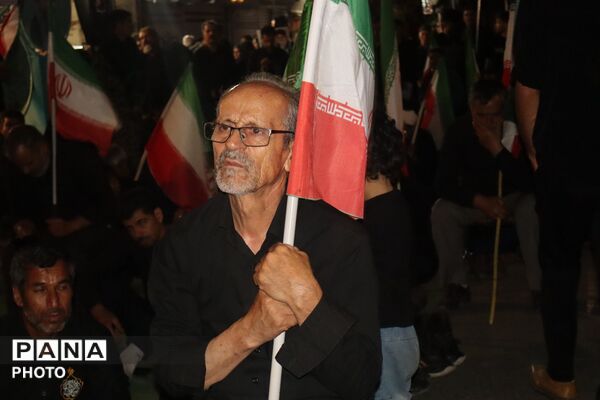 نهمین شب از مراسم عزاداری امام حسین همراه با هئیت زنجیر زنی در حسینیه امام خمینی
