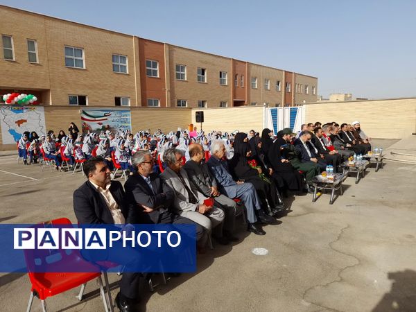 آیین نواخته شدن زنگ مهر در مدرسه شهدای بار فروش با حضور مسئولان استان و شهرستان کاشان
