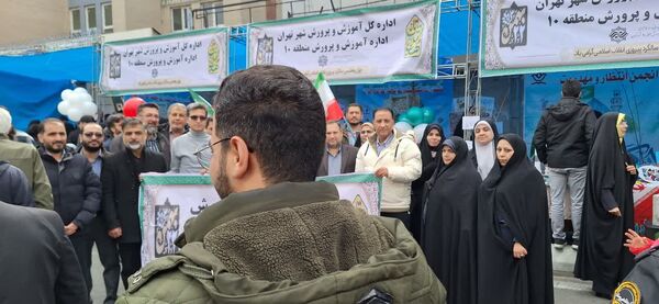 حضور گسترده و منسجم دانش آموزان و فرهنگیان منطقه ۱۰ در راهپیمایی ۲۲ بهمن ماه