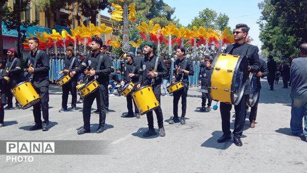 شور حسینی در خیابان های شهر؛عاشورا در قاب زنجیر زنان